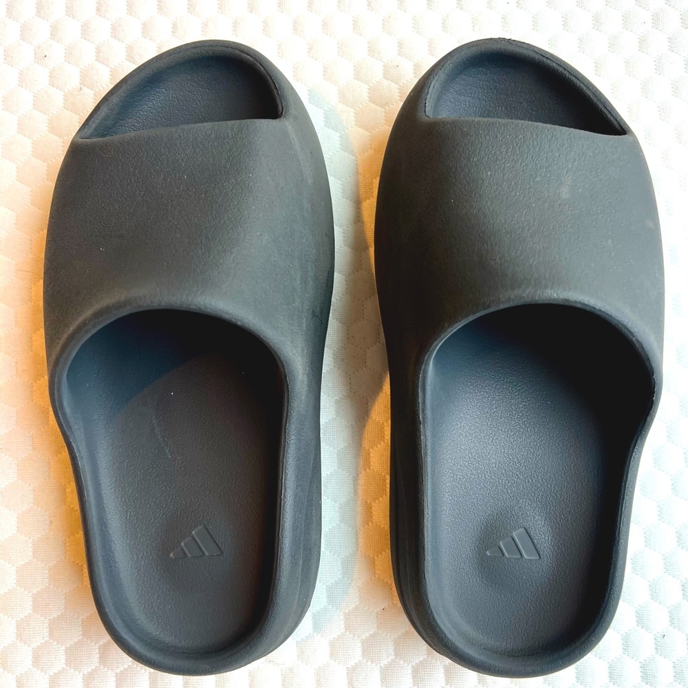 Adidas Yeezy Slides Men’s/Boys 5 Women’s 7